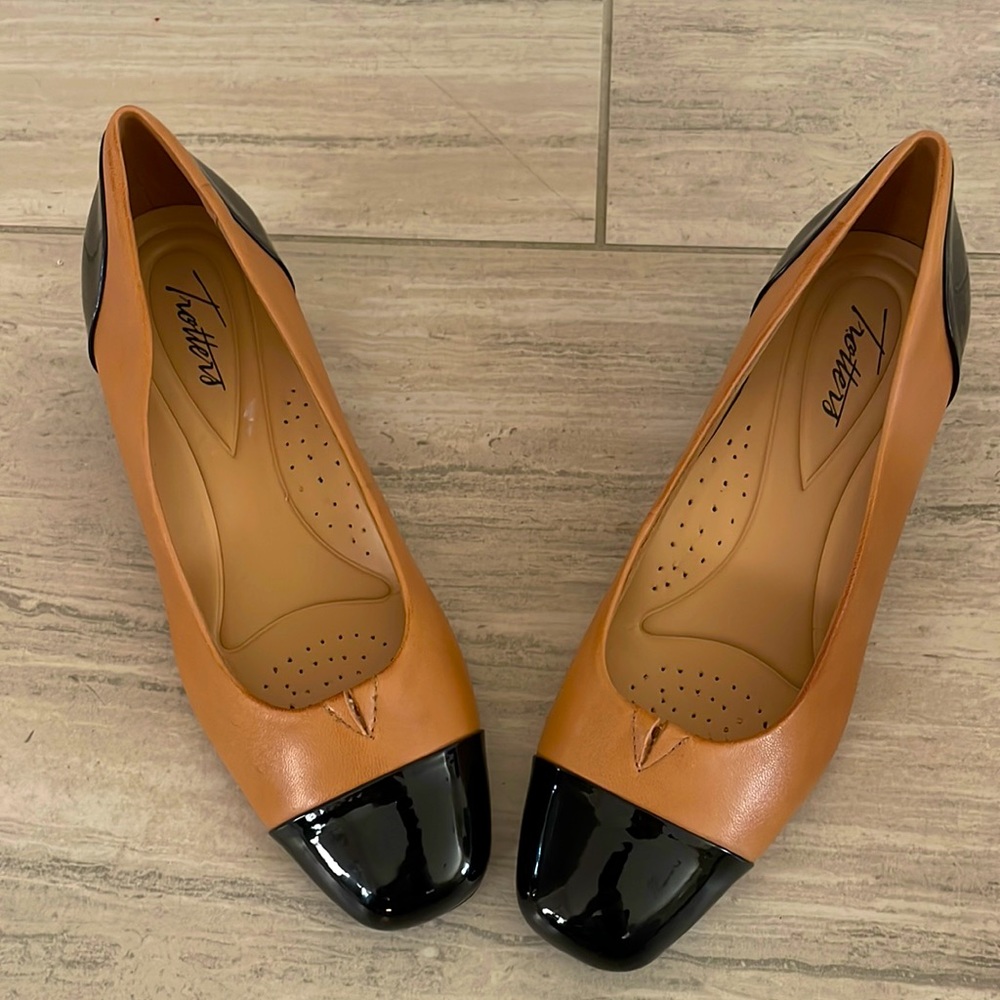 Daisy Pump (Women)
Trotters size 7.5 M